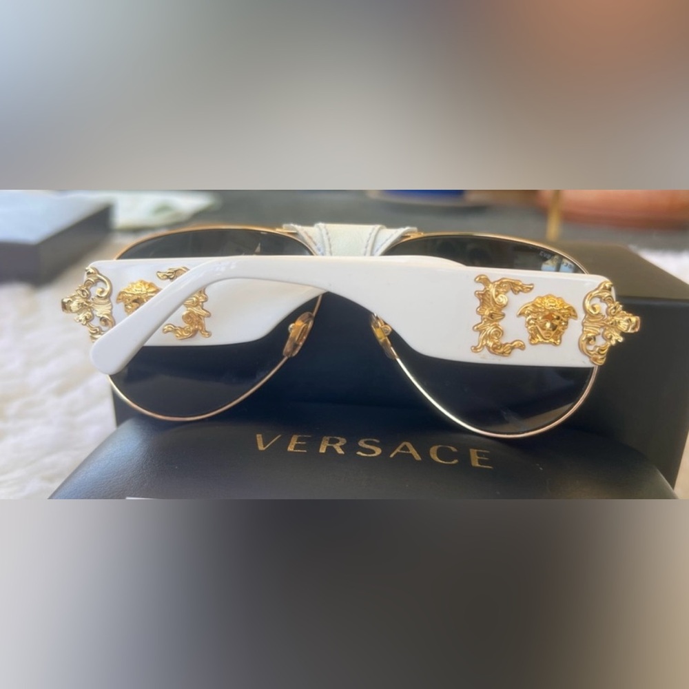 Versace White and Gold Unisex Sunglasses NWOT - Picture 2 of 5
